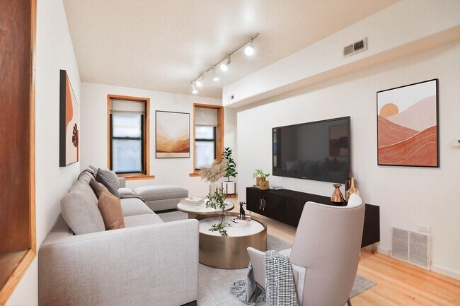 Foto del edificio - Video Tour- Wicker Park Large Top Floor 1 Bed (Big Enough For A King), w/Great Sound Insulation, ...