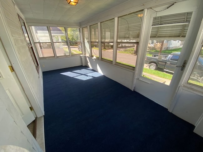 Foto del edificio - Charming 3BR with Main-Level Suite, Garage...