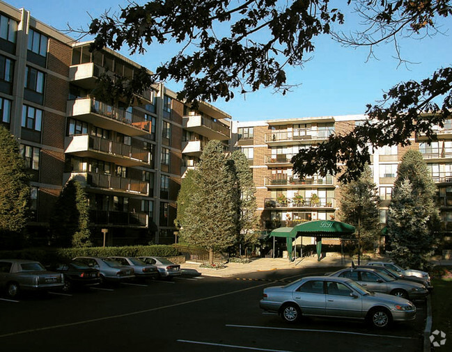 Front view - Briar House Condominium