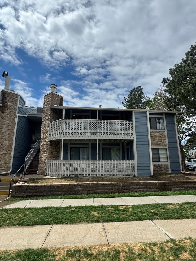 Spacious 2-bedroom Condo-Ground level! - Spacious 2-bedroom Condo-Ground level!