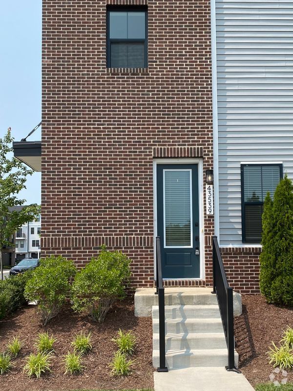 Building Photo - 43539 Farringdon Sq