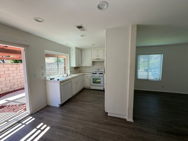 Foto del edificio - 3 Bedroom Home with Private Patio and Garage in Canyon Park Community