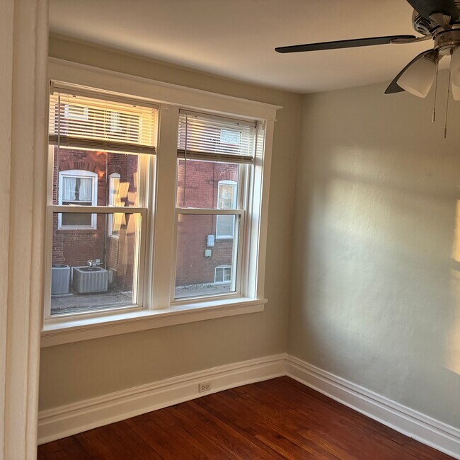 Vidrieras del dormitorio en la sala familiar - 4966 Reber Pl