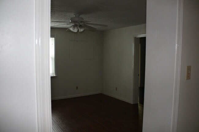 Building Photo - 853 E 11th Ave