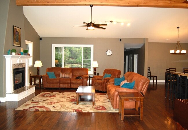 Building Photo - Private 3 Bed 2 Bath With an Office