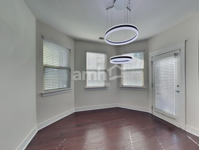 Building Photo - 1076 Adams Haven Bend