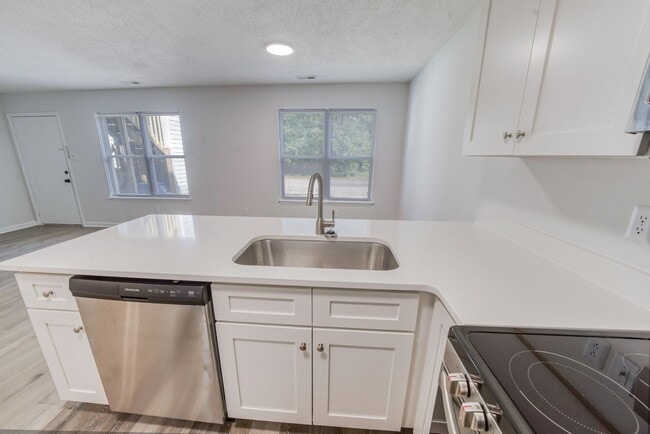 Building Photo - 357 Railroad St