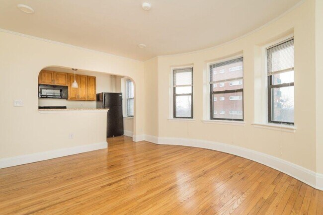 Foto del edificio - No Brokers Fee, One Months Rent-Free, Heat, Hot Water Included, Elevator in the Boulding, Fitness...
