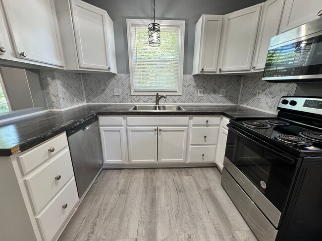 Building Photo - 3 Bedroom, 1.5 Bathroom House in High Point!