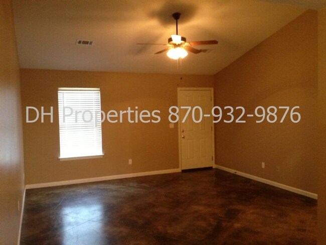 Building Photo - 2212 Hurst Ln