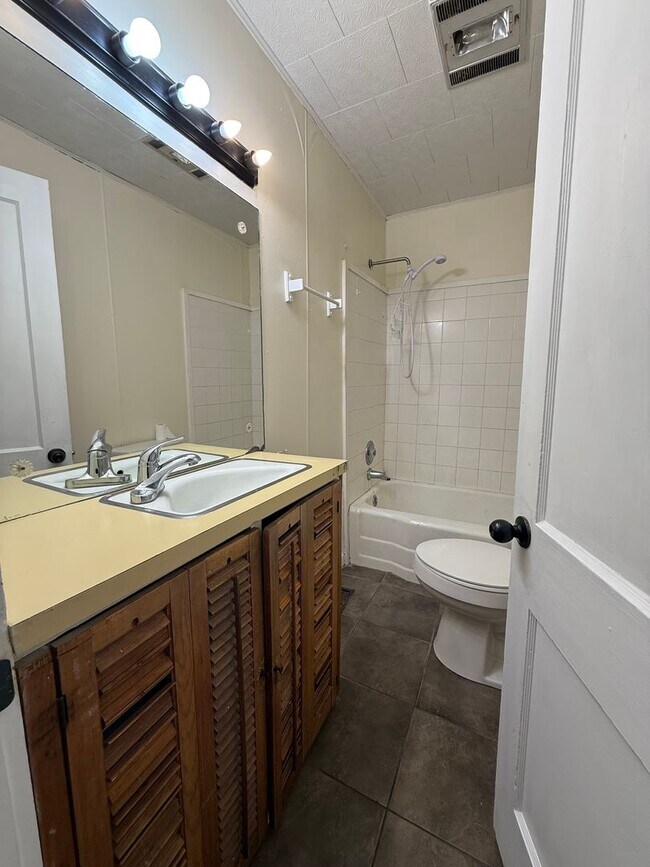 Foto del edificio - 3 bedroom 1 bath rental