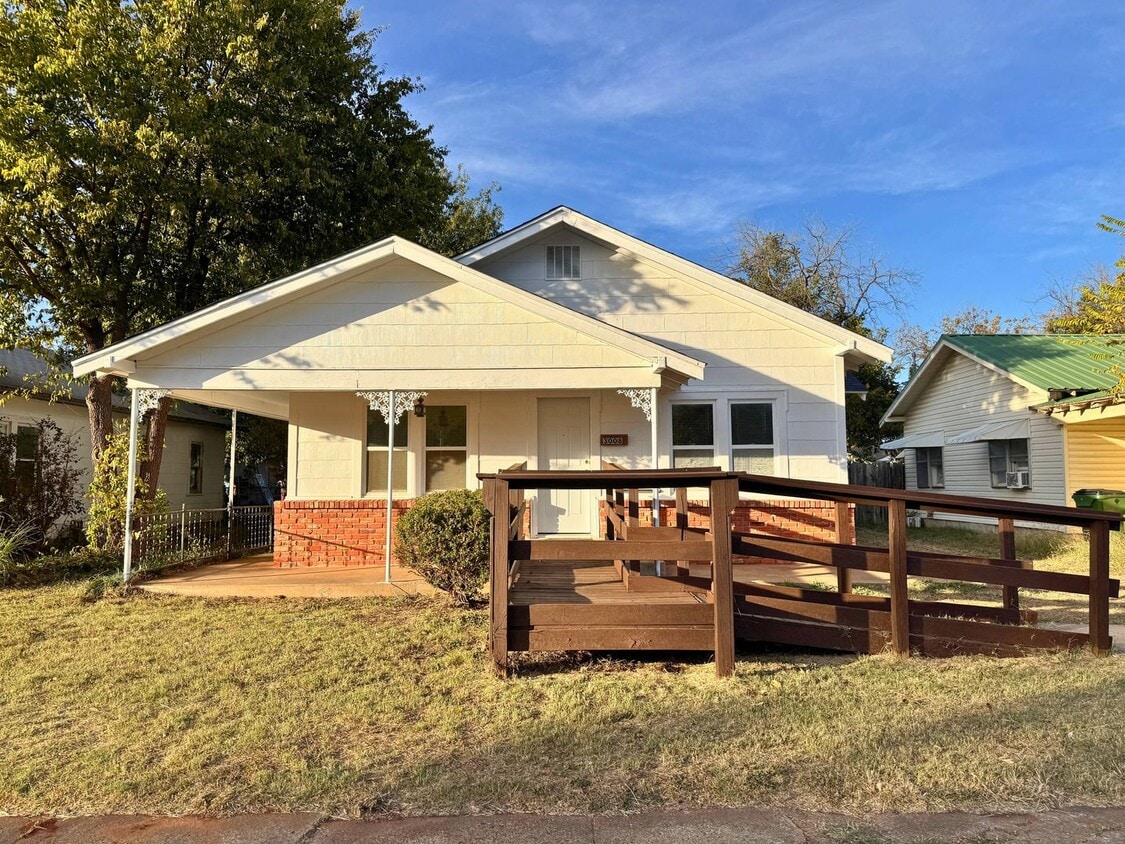 Foto principal - 3 Bed 1 Bath Craftsman Home