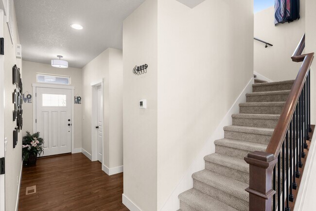 Foto del edificio - Gorgeous 3 BD* 2.5 BA* Corner Lot Single F...