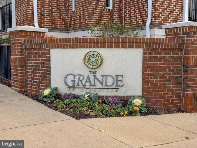 Building Photo - 300 W Elm St