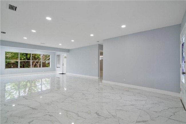 Building Photo - 2833 SW 5th St