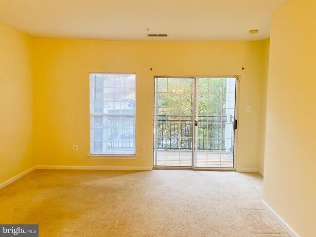 Building Photo - 4137 Fountainside Ln