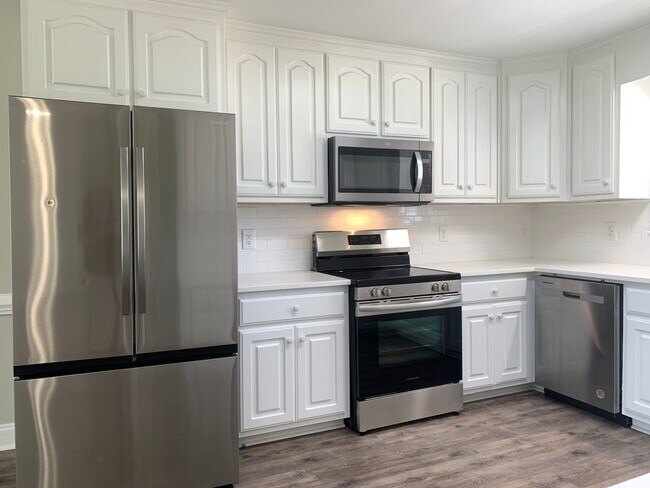 Foto del edificio - Beautifully Renovated Ranch, Nestled In Pr...