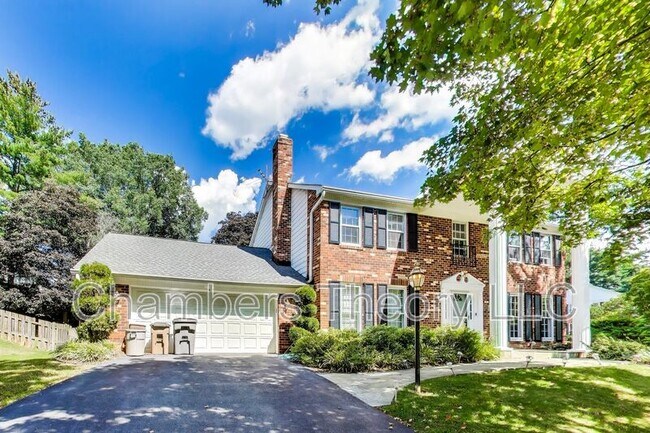 Building Photo - 1718 Crestview Dr