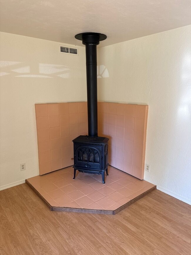 Building Photo - 3 Bedroom ~ 1 Bathroom House Located in SE...