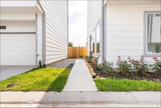 Building Photo - 1740 Cove Cres Ct