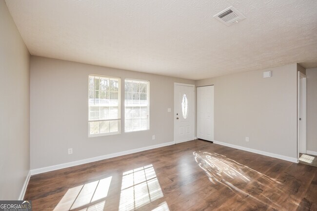 Foto del edificio - 5176 Martins Crossing Rd