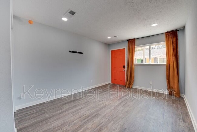 Building Photo - 3339 Simmons St