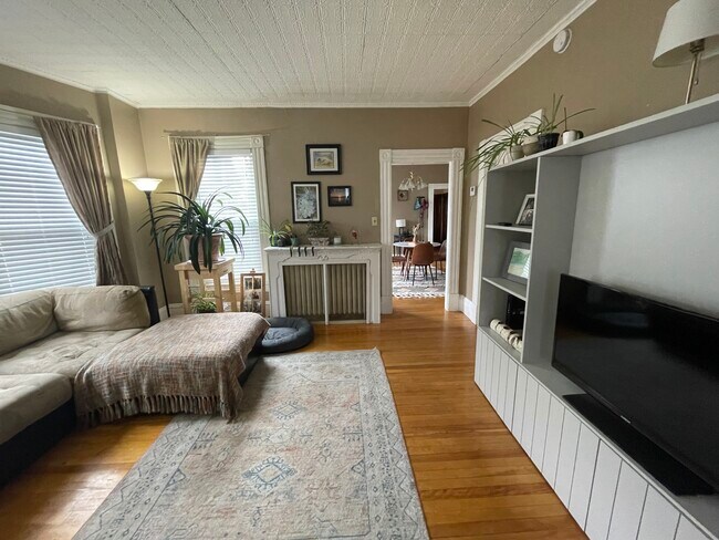 Large Living Room - 395 Hanover St