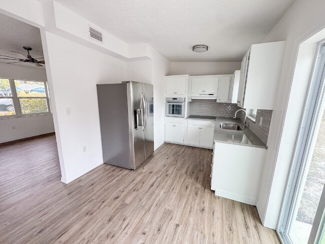 Building Photo - Large fenced yard! Central location!