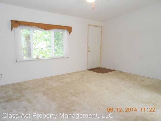 Building Photo - 410 Dave St S