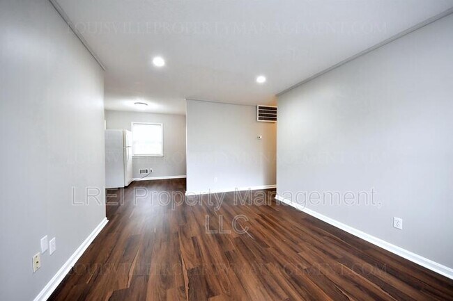 Foto del edificio - 230 W Blue Lick Rd