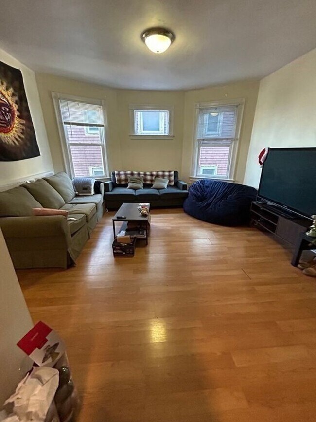 Foto del edificio - MISSION HILL 4 BED/2 BATH WITH UPDATED KITCHEN - WATER INCLUDED