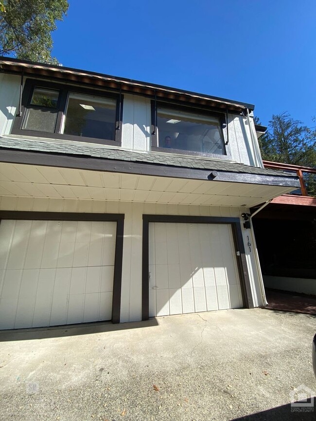 Building Photo - City Meets Serenity – Hillside 3bd/2ba Hou...