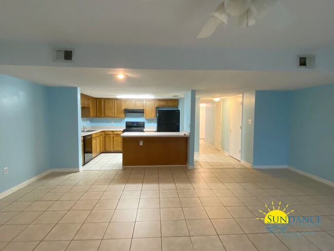 Foto del edificio - Great 3 Bedroom Townhouse Close to Both Ba...