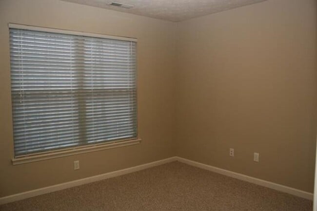 Building Photo - CUTE 3 BEDROOM IN COLONY PINES