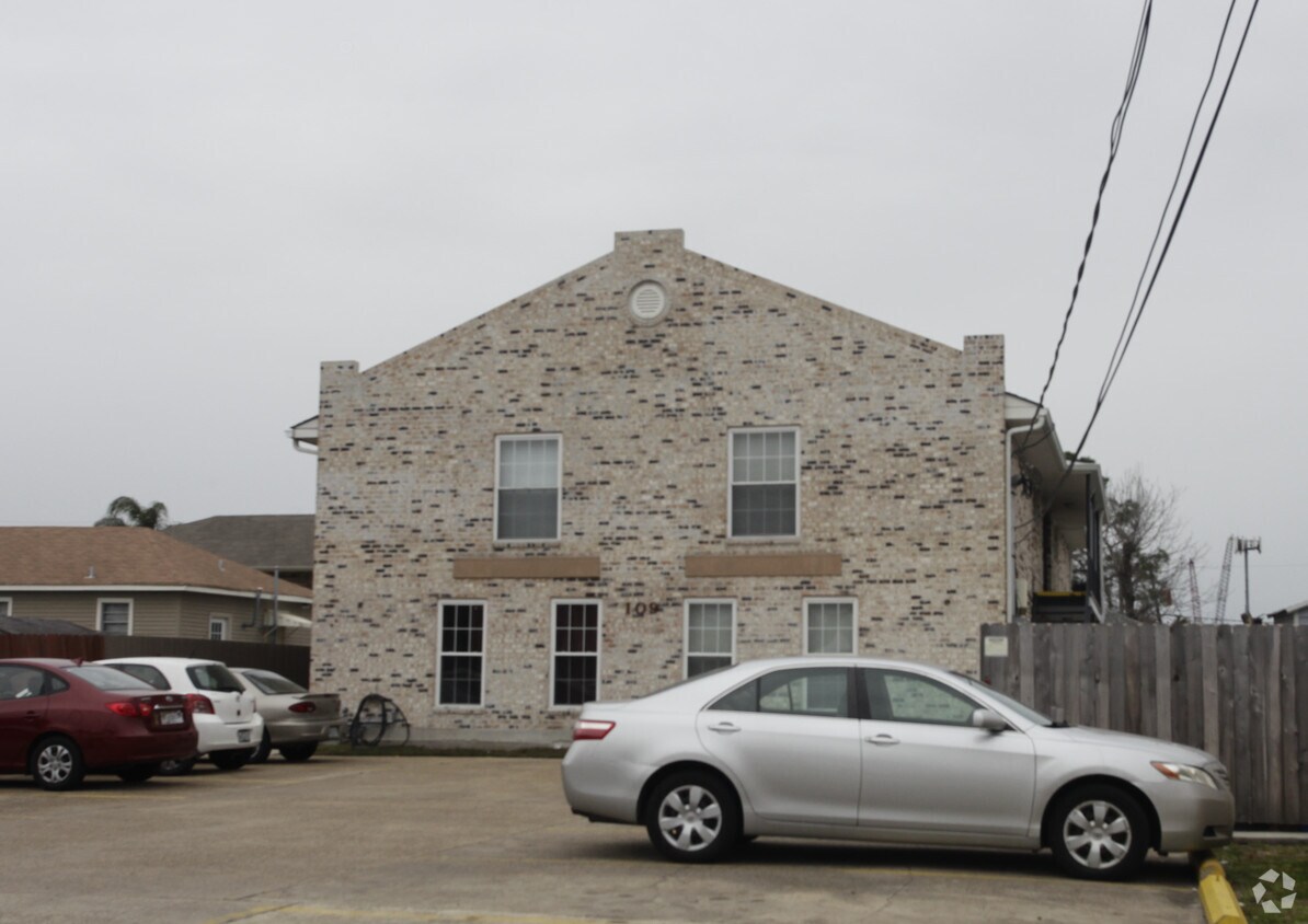 Building Photo - 109 Ash St