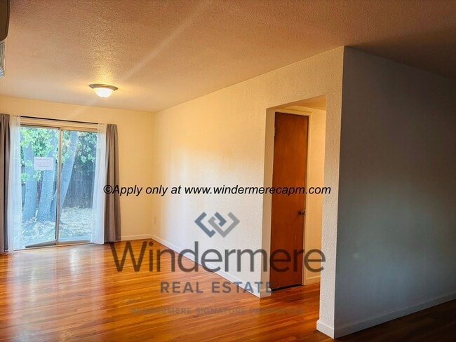 Building Photo - 2 bed/1 bath duplex in prime location! Wat...