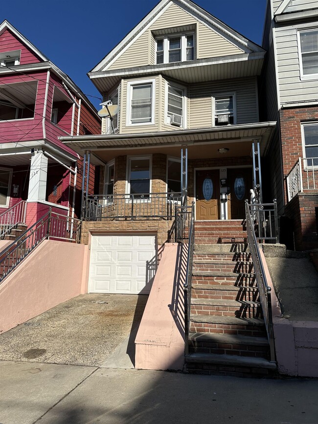 Building Photo - 125 W 28th St