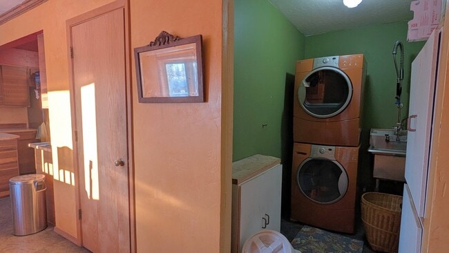 Building Photo - 1045 Dawn Dr