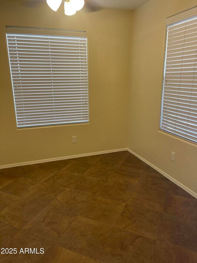 Foto del edificio - 1437 E Mayfield Dr