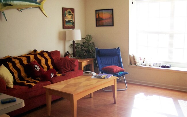 Open floor plan/ Window seat - 1409 Deer Haven Ln