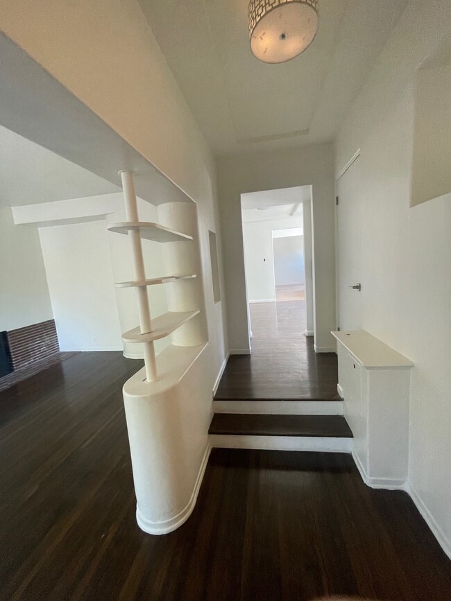 Building Photo - 3043 Hollycrest Dr