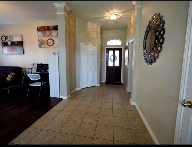 Foto del edificio - 2215 Waters Edge Ln