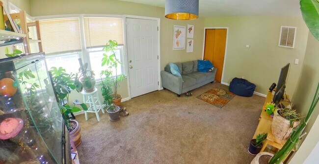 Building Photo - 3D Tour Available! Washer & Dryer Included...