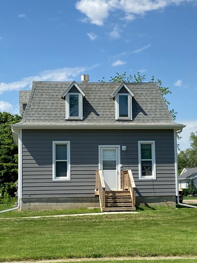 Building Photo - 512 E 5th St