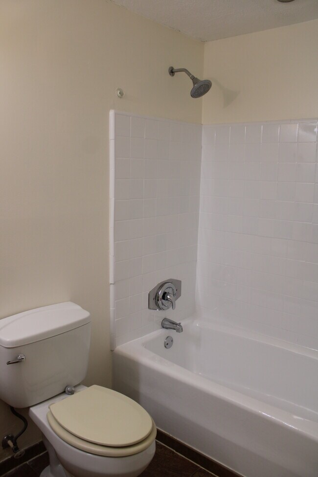 Baño 1 - 1563 Pawnee St
