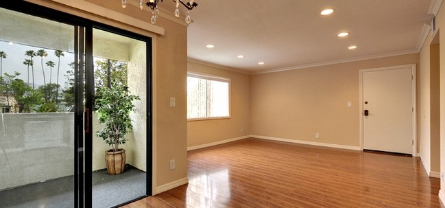 Living Area - Garfield Plaza