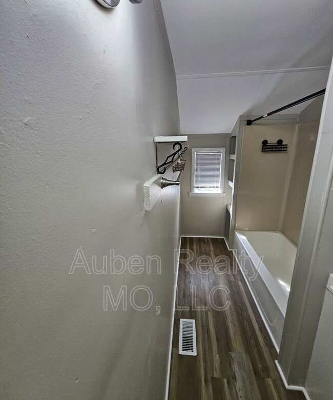 Building Photo - 5126 Booth Ave