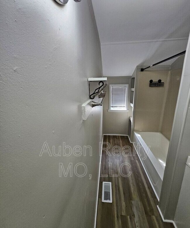 Foto del edificio - 5126 Booth Ave