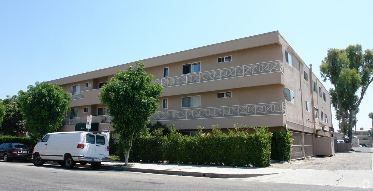 Foto del edificio - Encino Pines