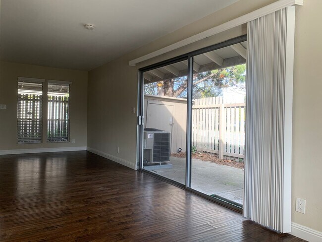 Foto del edificio - Spacious 3BD/2BA Condo in Prime Cupertino ...